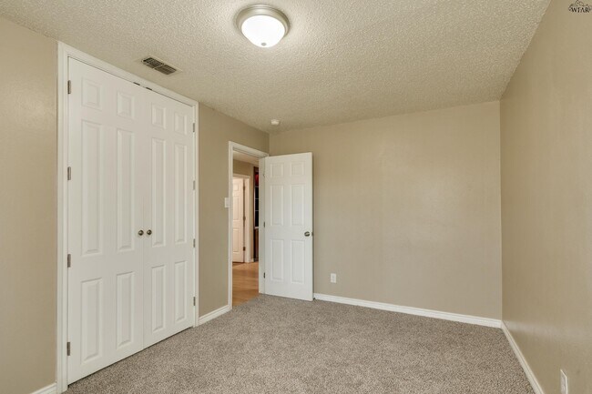 Building Photo - 5115 Kingston Dr