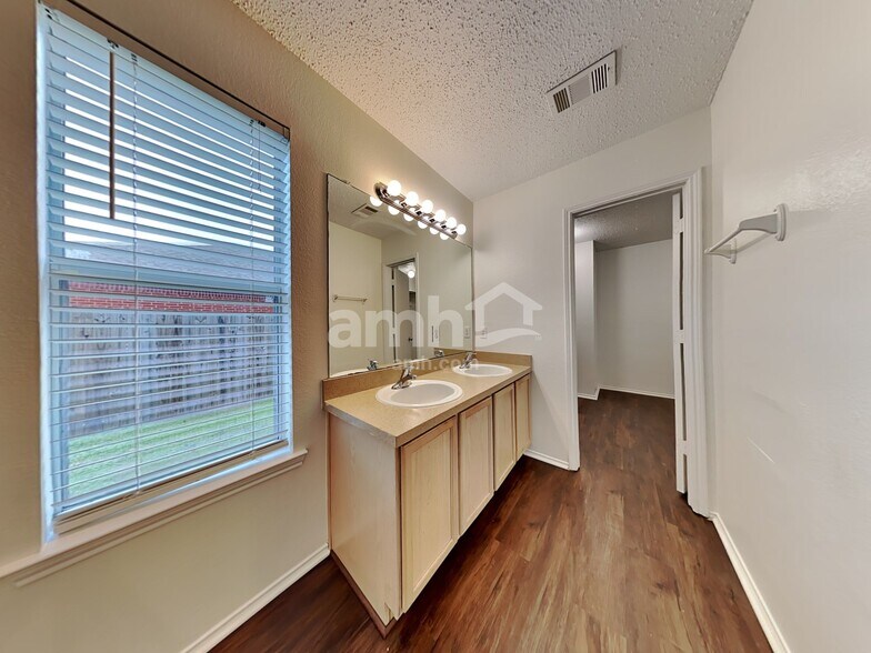 Building Photo - 1523 Wavecrest Dr
