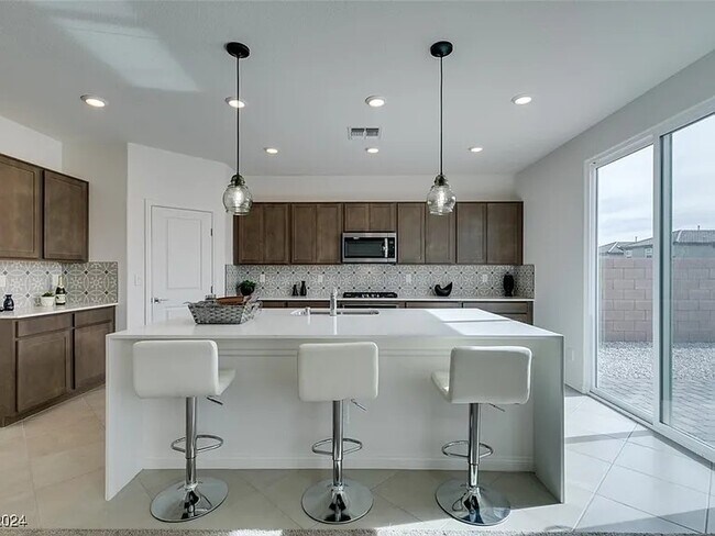 Building Photo - 6985 Solano Cyn Ave