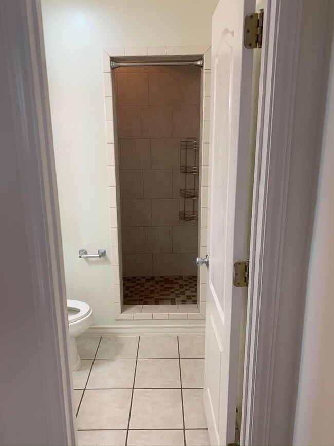 Building Photo - 1000 Ranchway Dr