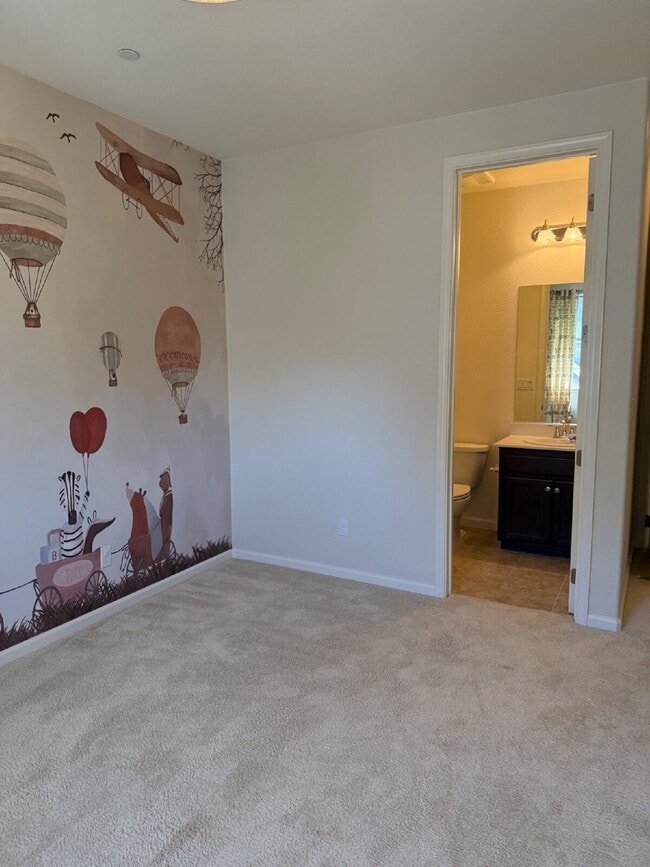 Building Photo - Gorgeous 4 Bed/4 Bath End Unit Condo with ...