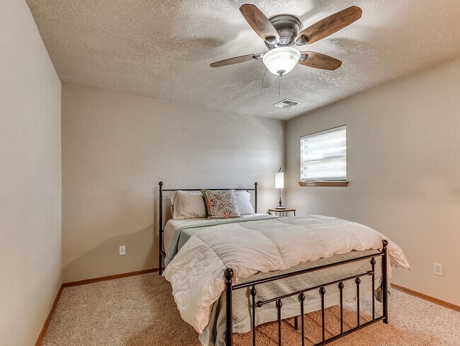 Building Photo - Fully Furnished Short Term Rental