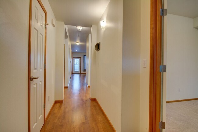 Building Photo - Spacious 2 Bed 2 Bath Condo with Private Balcony