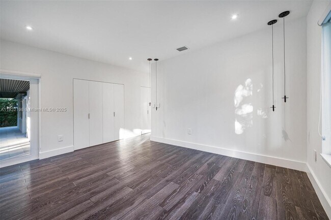 Building Photo - 10618 NE 11th Ct