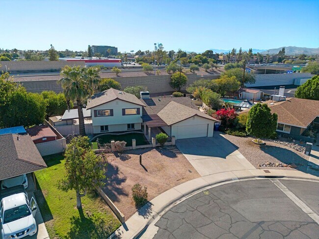 Building Photo - Large Trilevel home backing 60 with pool and close to ASU