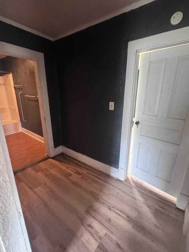 Building Photo - Knoxville 37917 - 2 bedroom, 1 bath home - Contact Lisa Vineyard and Shannon Russell (865) 216-9334