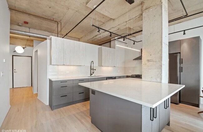 Building Photo - 6 S Laflin St
