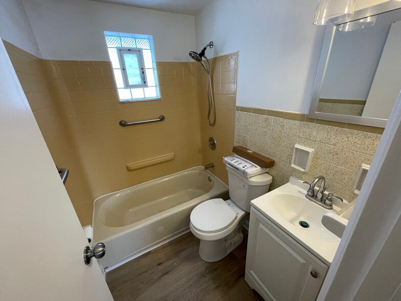 Building Photo - 3200 Overlook Dr