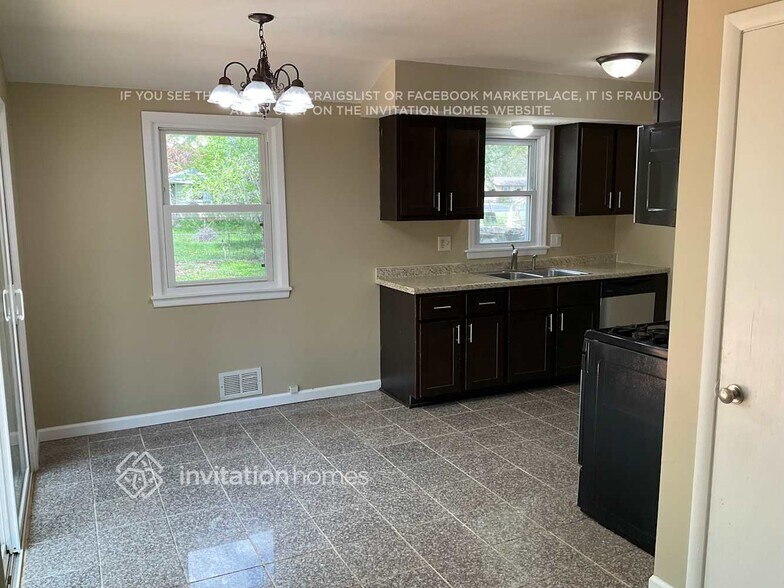 Building Photo - 816 81st Ave N