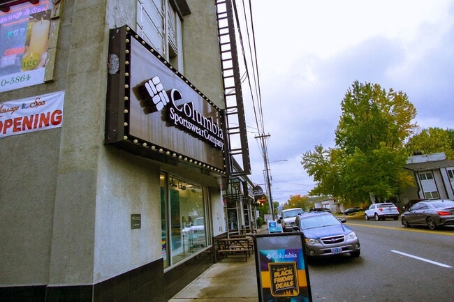 Building Photo - Fabulous Top Floor Sellwood 1-Bedroom with Condo-Grade Finishes!