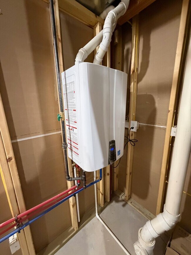 Building Photo - 4 BED 3 1/2 BATH HOUSE