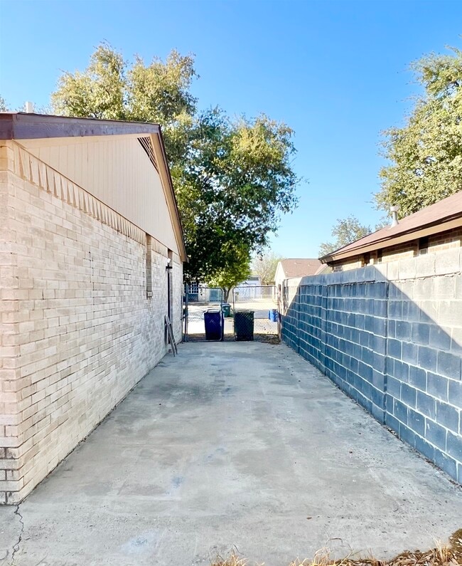 Building Photo - 1515 Quail Creek Rd