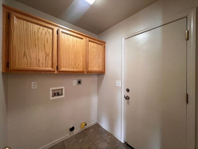 Building Photo - Cute 3 bedroom home Located in Donner Trails