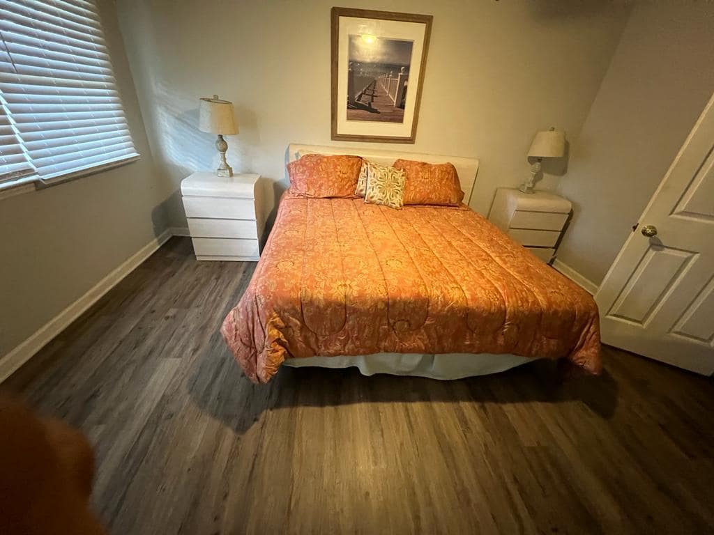 Bedroom With King Size Bed - 1204 Benna Dr