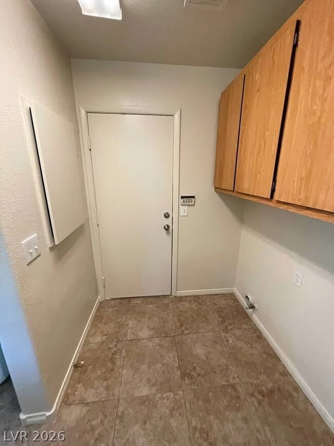 Building Photo - 8829 Cornwall Glen Ave