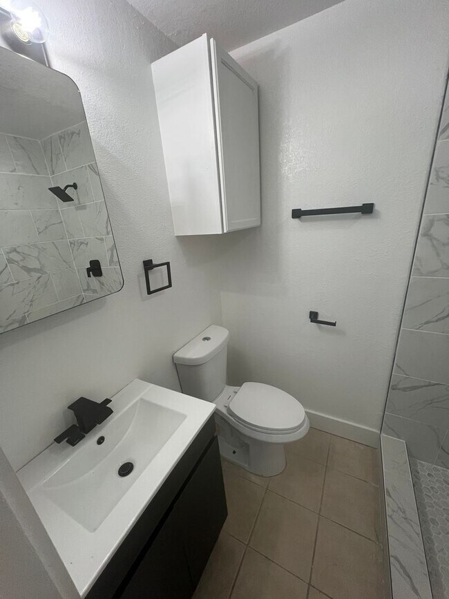 Building Photo - 4 Bed 3 bath remodeled home
