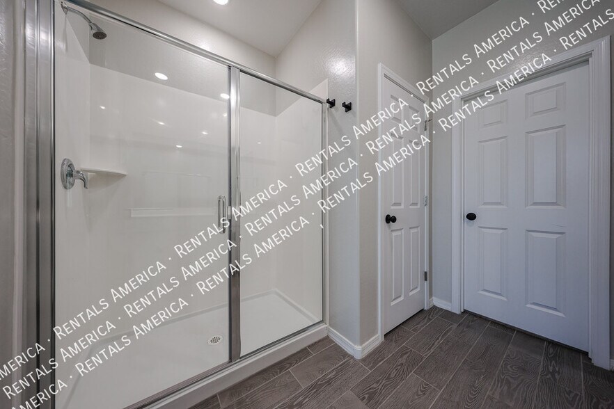 Building Photo - 5612 W Ldg Dr