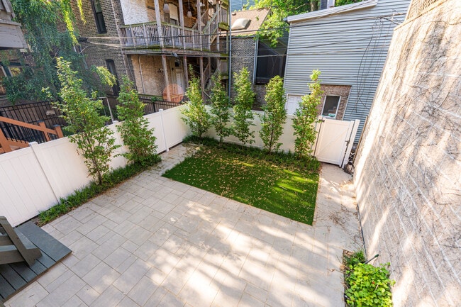 Building Photo - 509 W Armitage Ave