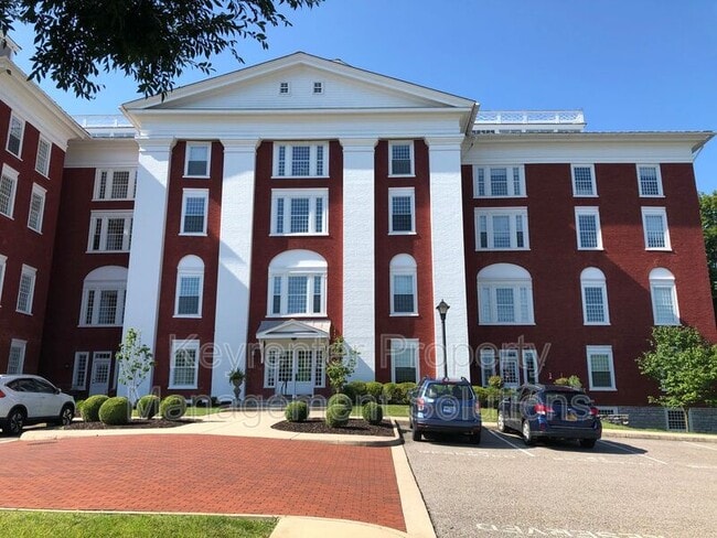 Building Photo - 100 W Village Dr