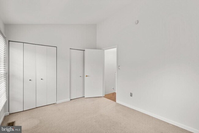 Building Photo - 1120 S Kenwood Ave