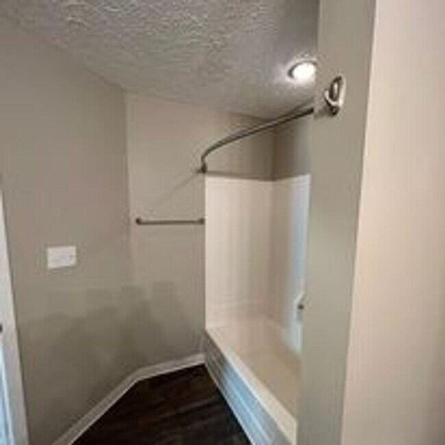 Building Photo - Spacious One Bedroom Apartment with Walk in Closet!