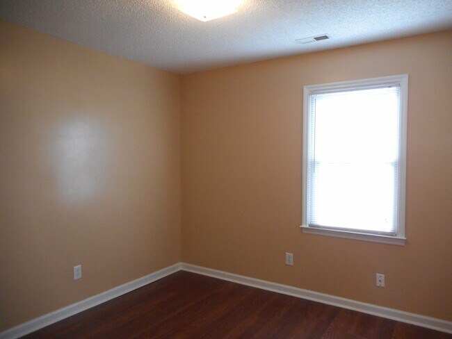 Building Photo - 3 BR 2 BA in Midway Park