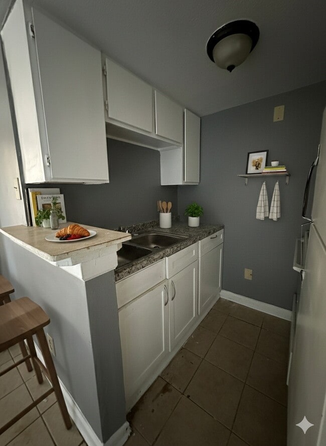 Building Photo - 516 Holiday Dr