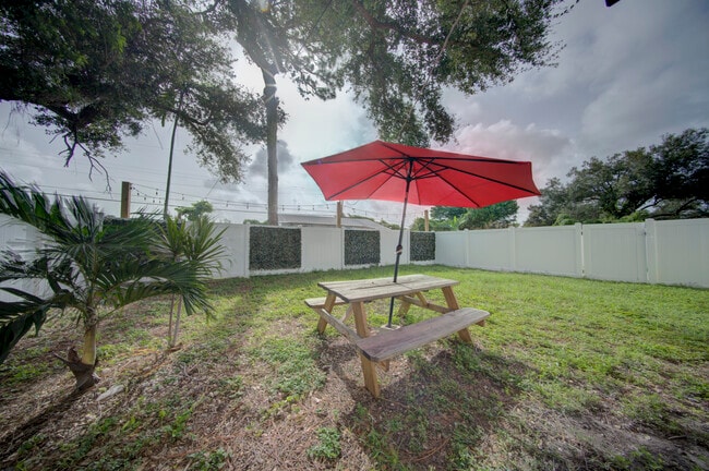 Building Photo - 4548 SW 24th Ave
