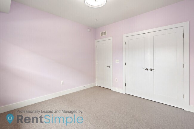 Building Photo - 44798 Tiverton Sq