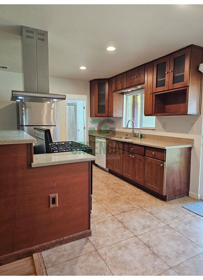 Building Photo - AVAILABLE NOW!! 3 Bedroom 2 Bath Home in Tracy!