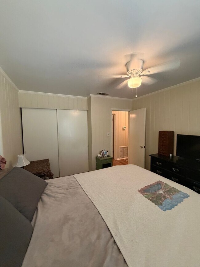 Building Photo - 3/1 Located in the Heart of Tallahassee Florida. Available NOW