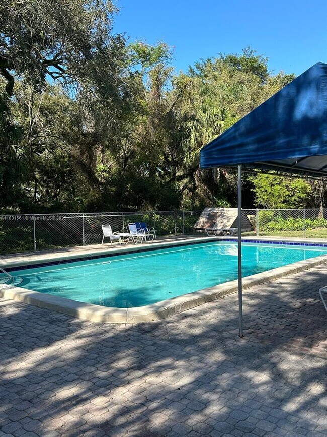 Building Photo - 9410 Live Oak Pl