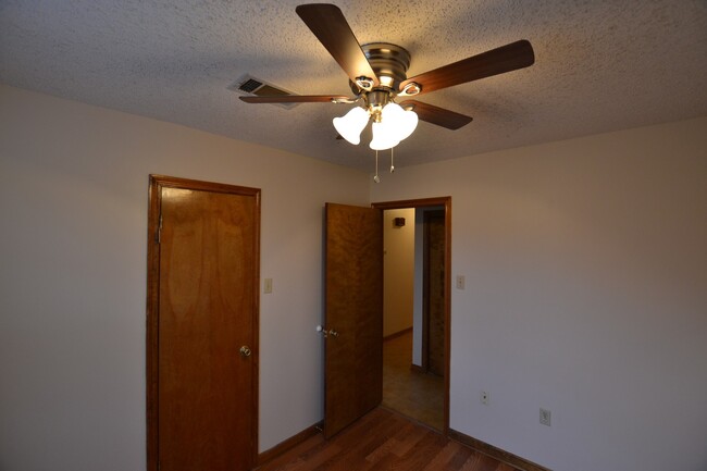 Building Photo - Newly updated 4 bedroom, 2 bath home in Me...