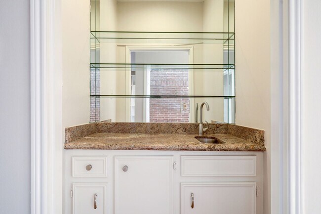 Building Photo - Large Townhome in River Oaks