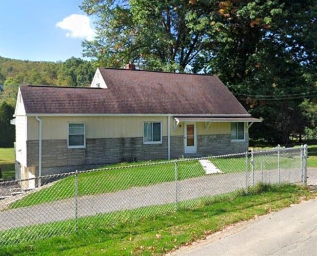 Building Photo - 302 South Dr