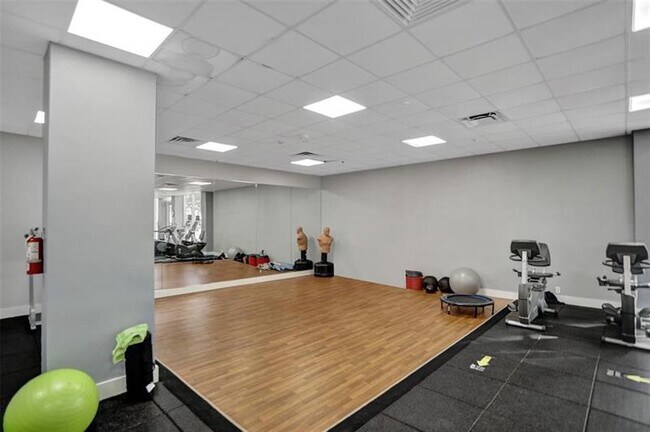 Building Photo - 2030 S Ocean Dr
