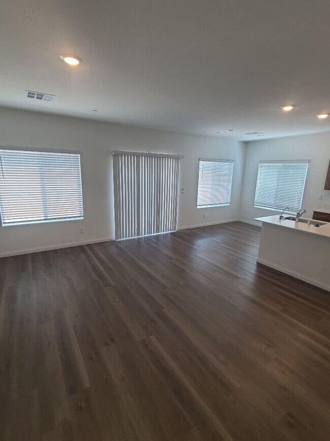 Building Photo - 1092 Saffron Toucan Ln