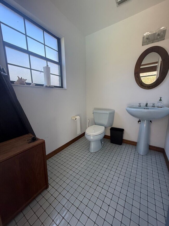 Building Photo - Beautiful 3 bedroom 2.5 bathroom pool home