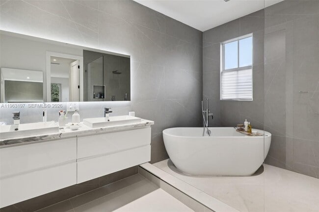 Building Photo - 7420 SW 54th Ct