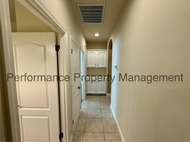 Building Photo - 12520 Crown Crest Dr