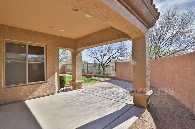 Building Photo - 2021 W Gloria Ln