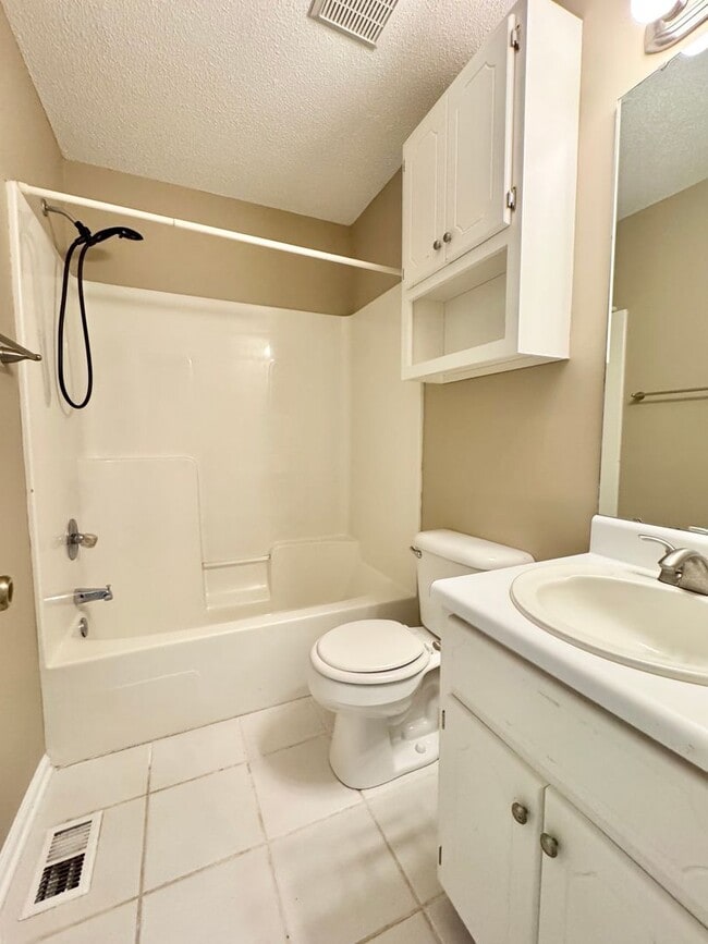 Building Photo - 211 Woodrun Dr