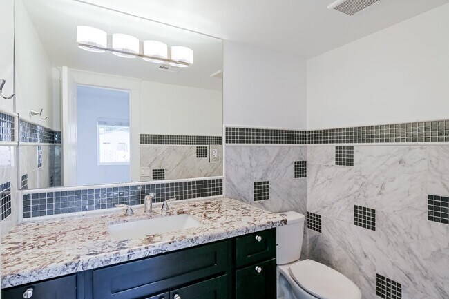 Building Photo - 5328 E Pinchot Ave