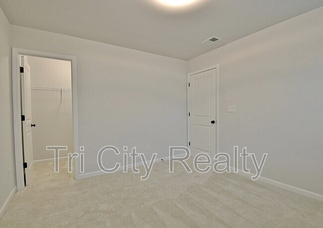Building Photo - 504 Albertson Ave