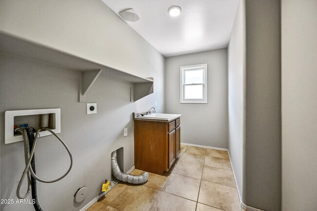 Building Photo - 839 S Adam Wy