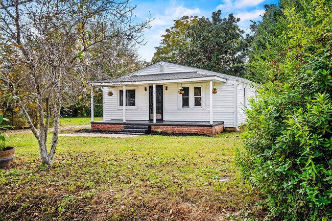 Building Photo - AVAILABLE AND READY FOR QUICK MOVE-IN CUTE...