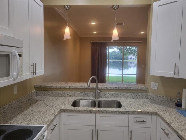 Building Photo - 3331 Lakeside Dr