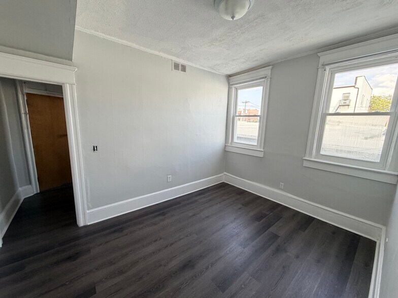 Building Photo - 705 Brinley Ave