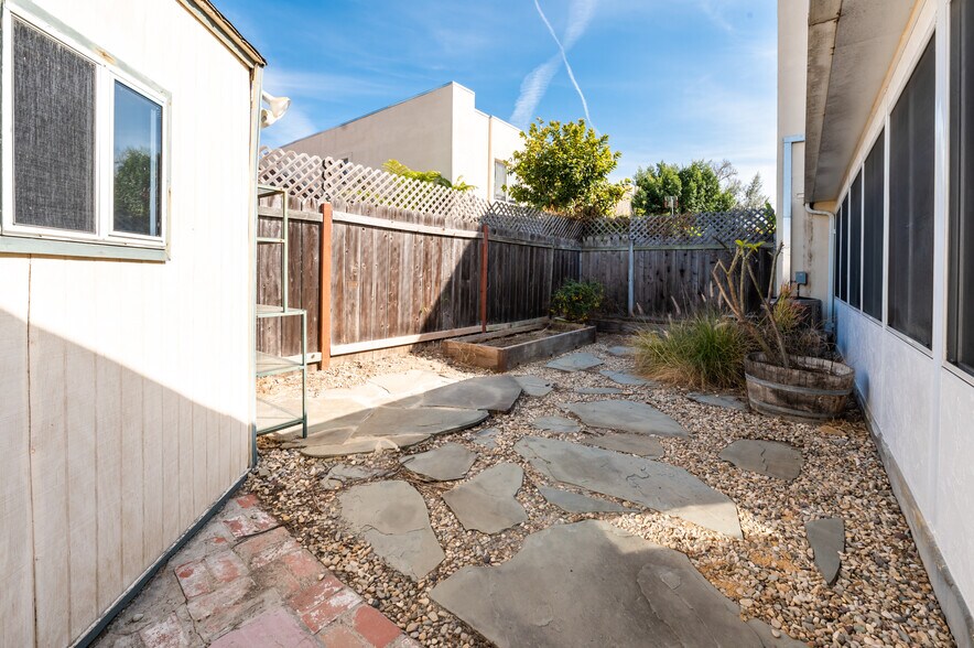 Back Yard/Planter Boxes - 10913 Draco Rd