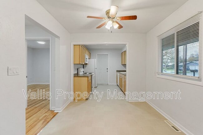 Building Photo - 389 Appleblossom Ave N